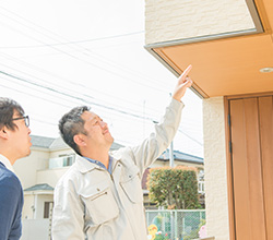 お客様に立ち会いをお願いし、お客様ご自身でお住まいの状態を確認頂きます